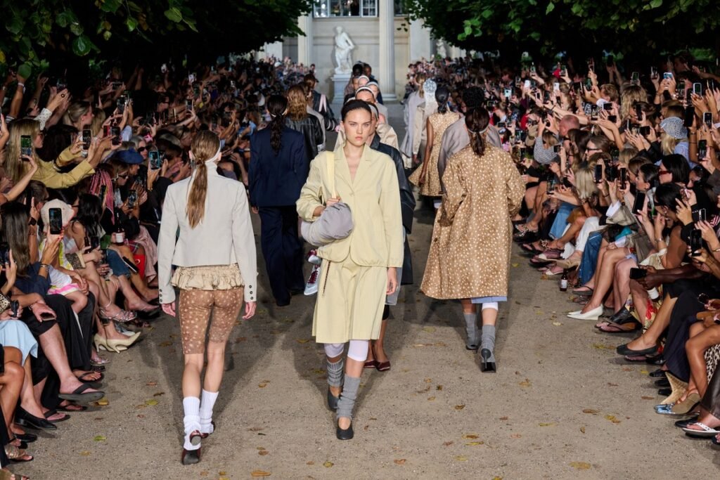 Baum und Pferdgarten called its SS27 collection After the Rehearsal, with the story based in the slightly untidy space between performance and ordinary life. Ballet references were clearly visible in belt skirts, lace, bows and lace-up details, while sweatshirts and sweatpants appeared for the off-duty part.Baum und Pferdgarten called its SS27 collection After the Rehearsal, with the story based in the slightly untidy space between performance and ordinary life. Ballet references were clearly visible in belt skirts, lace, bows and lace-up details, while sweatshirts and sweatpants appeared for the off-duty part.